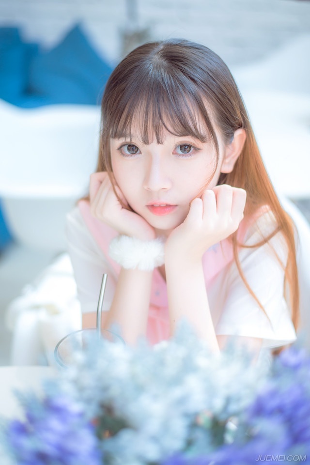 “呵~”刘璋无奈的笑了起来，外面响起了喊杀声，虽然民心所向，但终究还是有那么一批人选择了反抗，哪怕这份反抗，在此时已经没有任何意义。